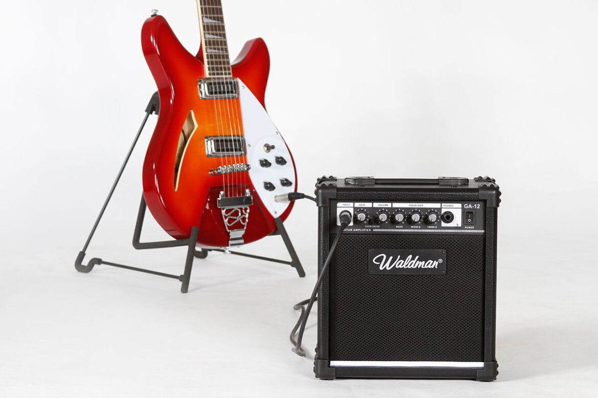 WALDMAN_AMPLIFICADOR_GUITARRA_GAIN_GA12_PLUGGED.jpg